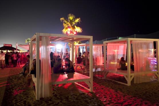  La Notte Rosa: cena in rosa sulla spiaggia e Beach Party